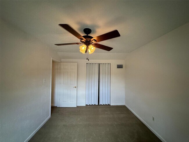 Building Photo - Beautiful house for Lease in Manor Downtow...