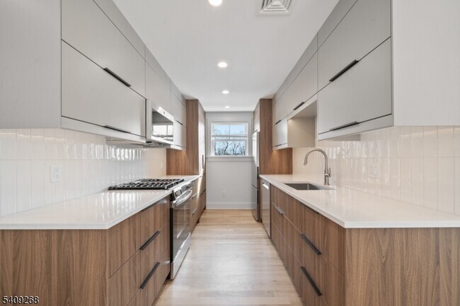 Building Photo - 96 Watchung Ave