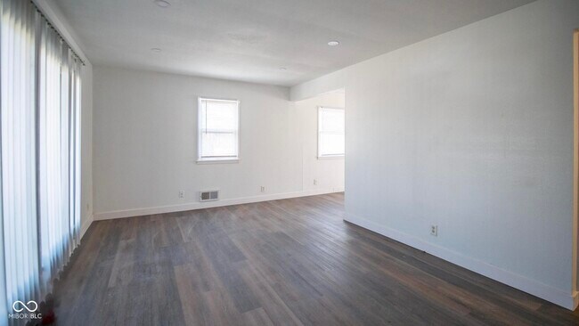 Building Photo - 2323 W 59th St