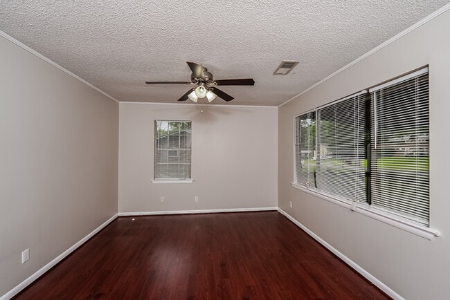 Building Photo - 1013 Sandy Brook Cir
