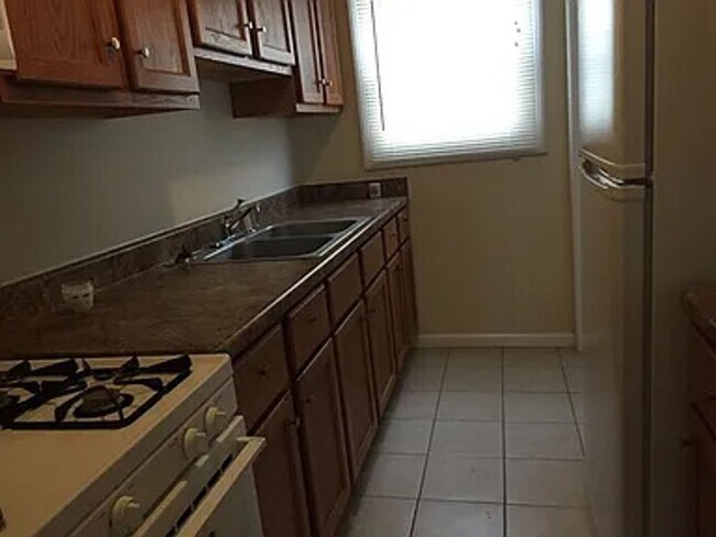 Building Photo - 3 bedroom/1 bath house on north side of Wa...