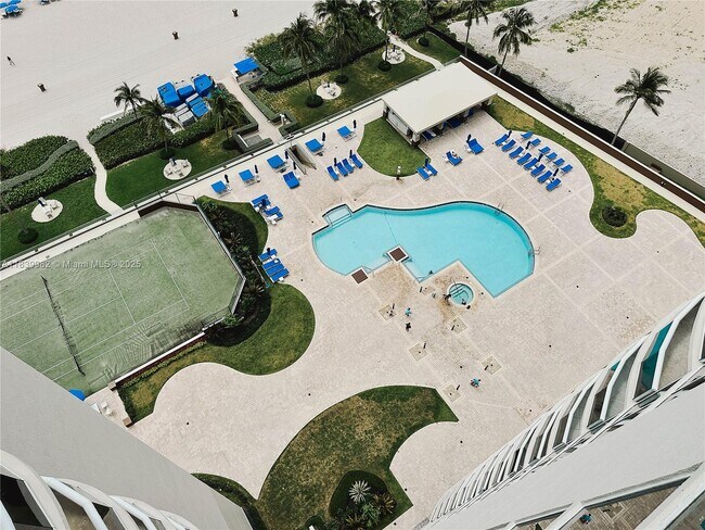 Building Photo - 17555 Collins Ave