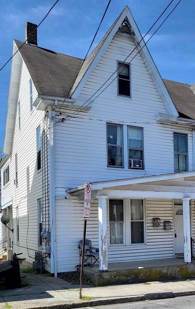 Primary Photo - 2 Bedrooms, 1 Bath - 2nd Story - Available...