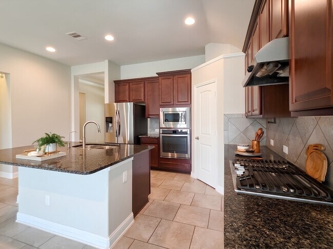 Building Photo - 8206 Oxbow Manor