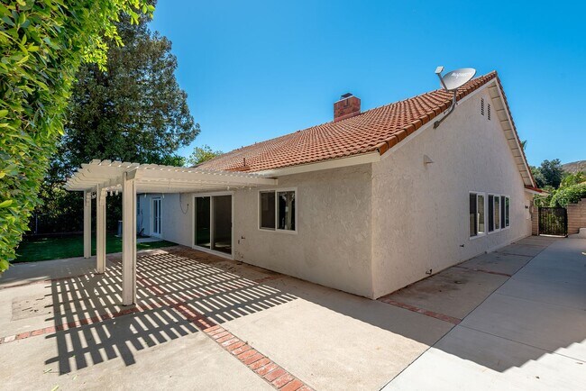 Building Photo - 3235 W Sierra Dr