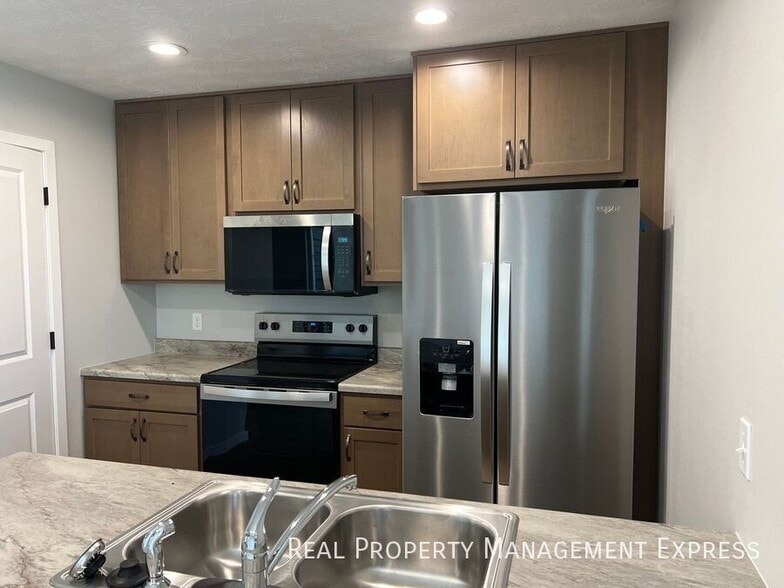 Building Photo - 3 Bedroom 1.5 Bathroom Townhome