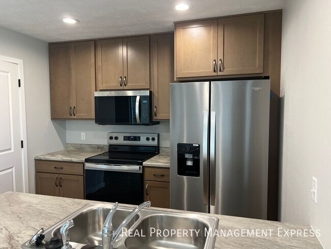 Building Photo - 3 Bedroom 1.5 Bathroom Townhome