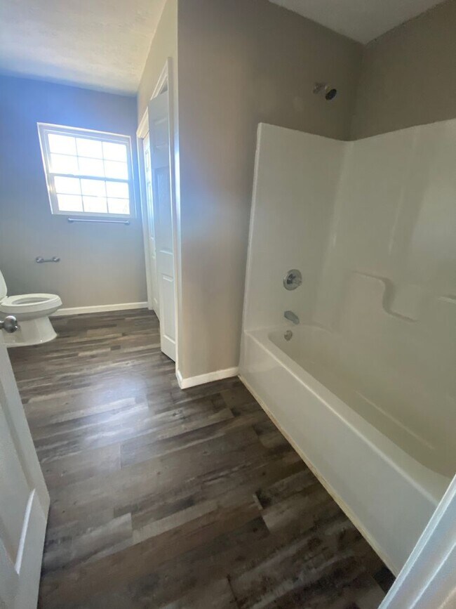 Building Photo - Spacious home in White Pine
