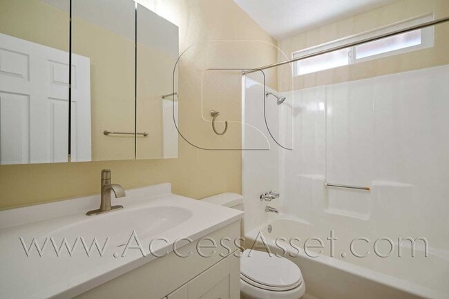 Building Photo - Large Lot! 2 Bed/ 1 Bath Single Family Property!