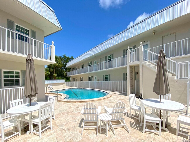 Building Photo - 900 Jasmine Ln