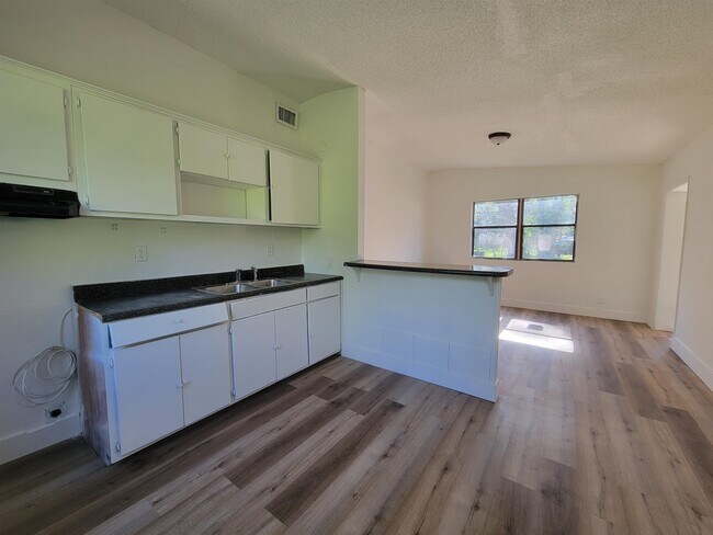 Building Photo - 906 N Veterans Dr