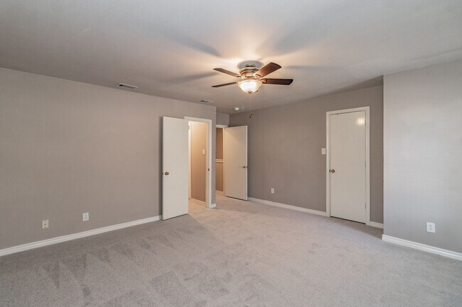 Building Photo - Beautiful townhome in a prime location nea...