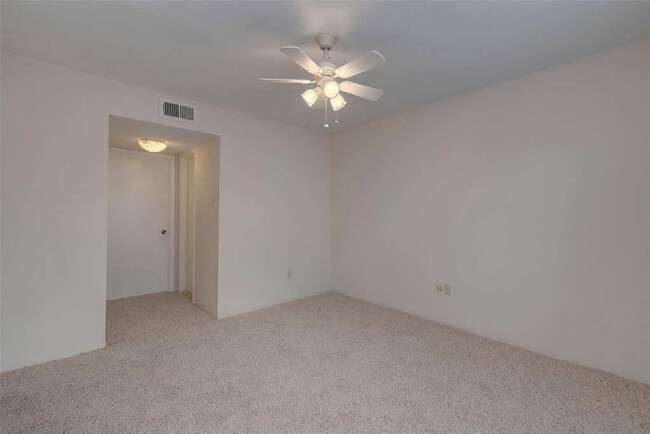 Building Photo - 2100 Wilcrest Dr