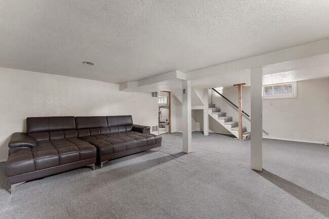 Building Photo - Stunning Craftsmen Beauty 3/1.5  bath 2000 sf! -ALBERTA/CONCORDIA