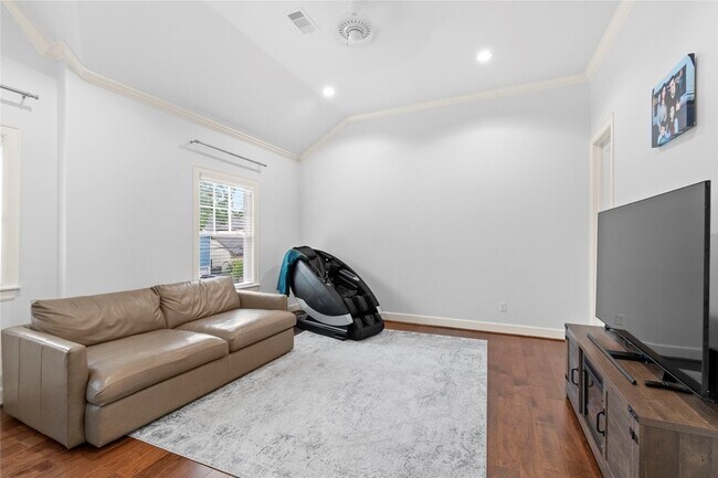 Building Photo - 6404 Community Dr