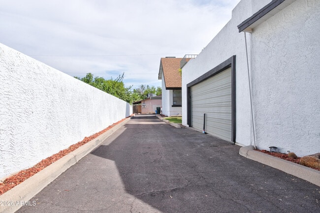 Building Photo - 2215 W Augusta Ave