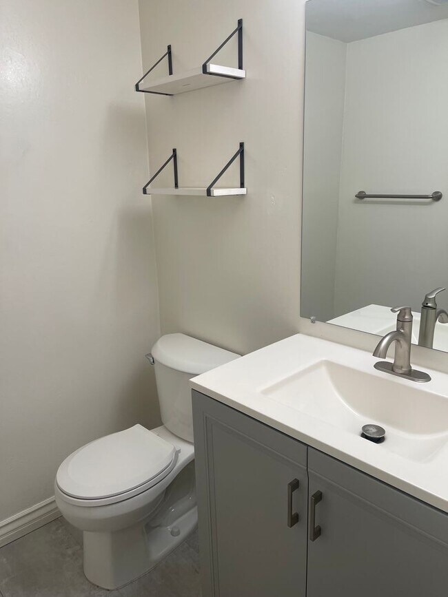 Building Photo - Completely Remodeled 3 Bedroom in San Diego!! Water/Trash Included