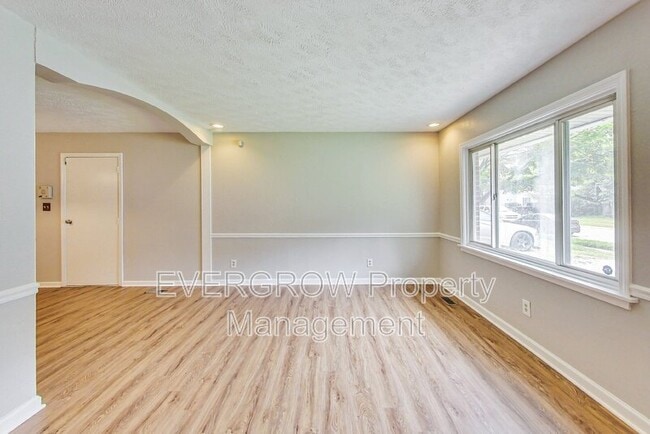 Building Photo - 3962 Strathmore Dr