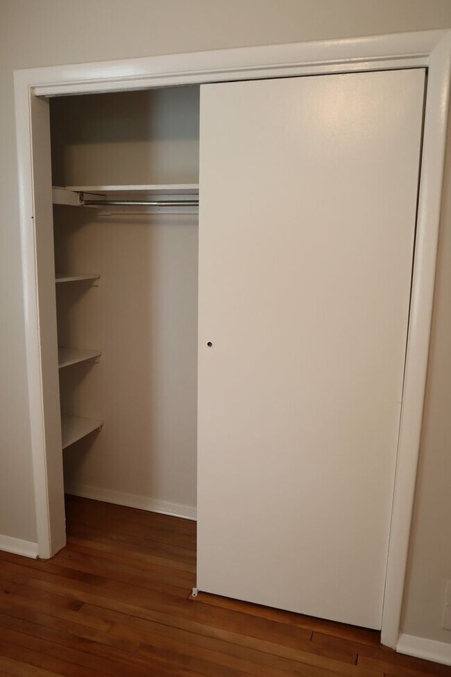 Building Photo - Very Cute 3 bedroom just 7 Minutes to Twin...