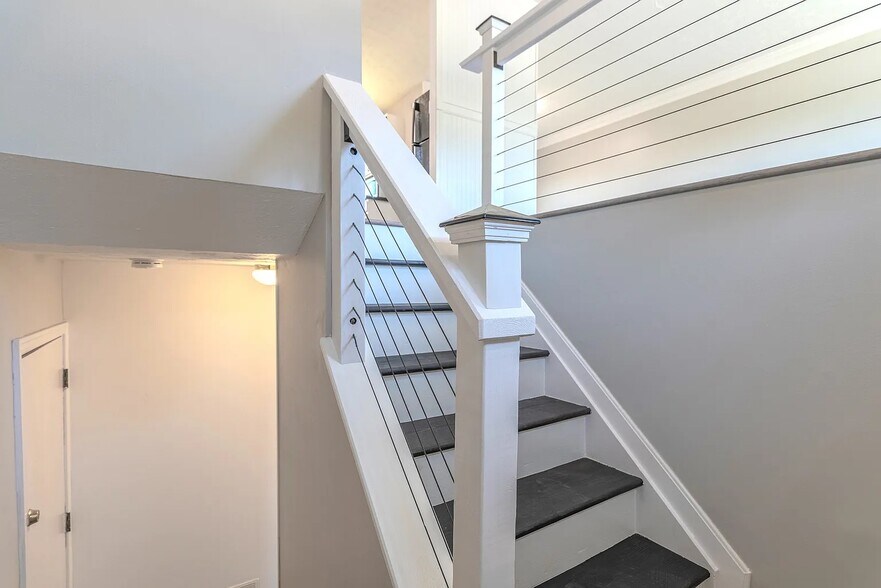 Building Photo - 1047 Alpine Ct