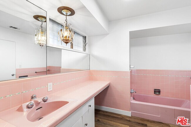 Building Photo - 5160 Los Feliz Blvd