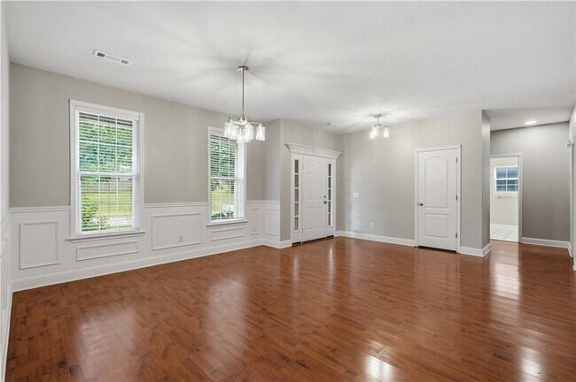 Building Photo - 305 NW Palomino St
