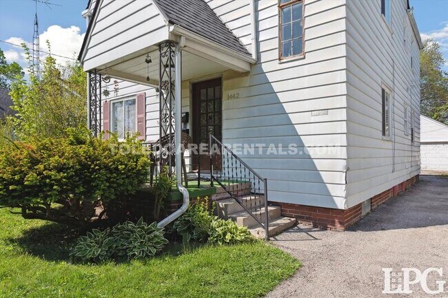 Building Photo - 1442 Schuyler Rd
