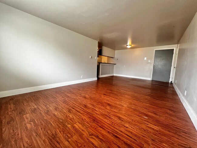 Building Photo - Robertson1001 (KC-JF-NB)