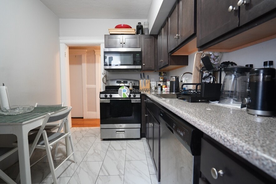 Building Photo - 81 Empire St