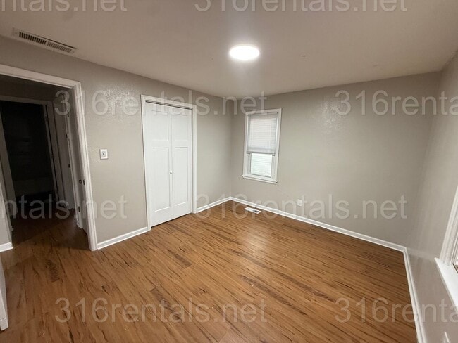 Building Photo - $1000 - 3 bedroom / 1 bathroom - Single Family Home