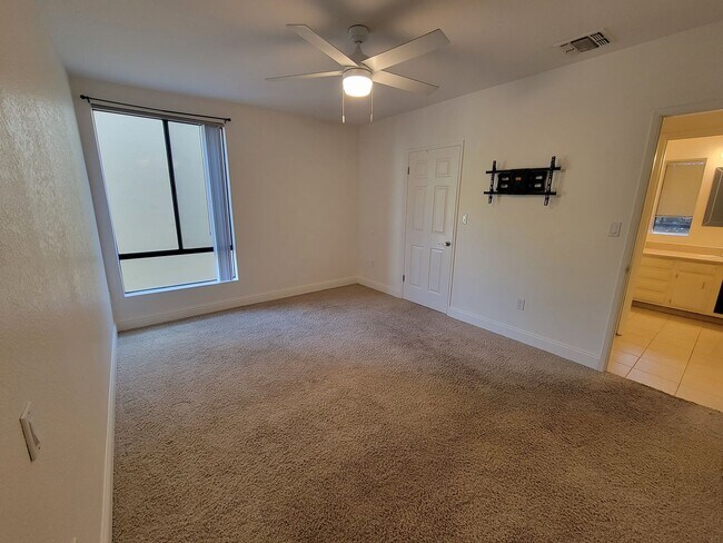 Building Photo - Stylish 2 Bed 1 Bath Midtown Apartment