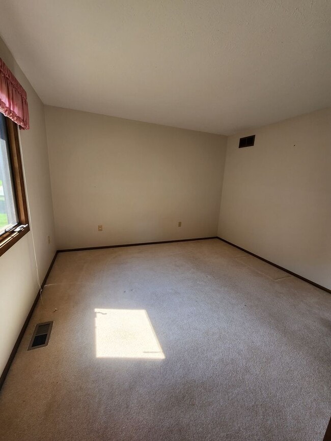 Building Photo - Spacious 3 Bedroom 3 Bathroom Home For Ren...