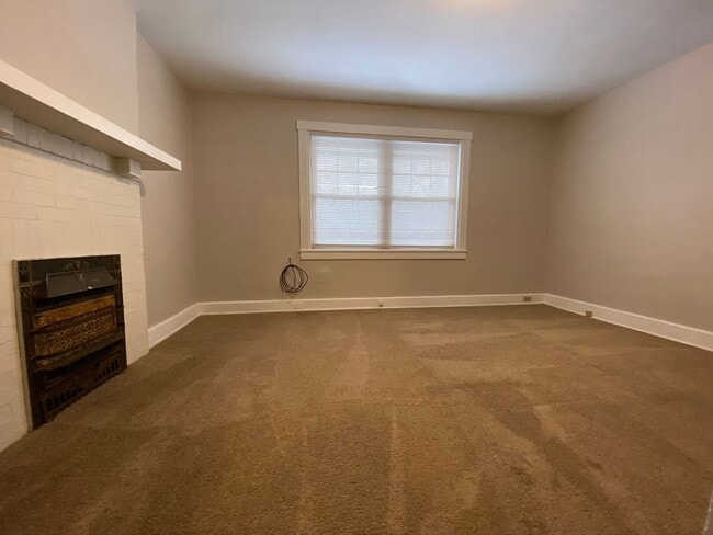 Building Photo - Charming Three Bedroom Townhouse in Squirrel Hill! Back Yard & Covered Front Porch! Call Today!