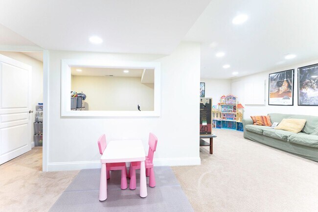Building Photo - Luxurious Spacious and Bright , Gorgeous P...