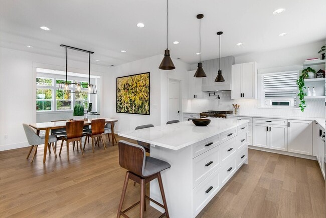 Building Photo - Gorgeous 4 Bed/3.5 Bath with Beautiful Fin...