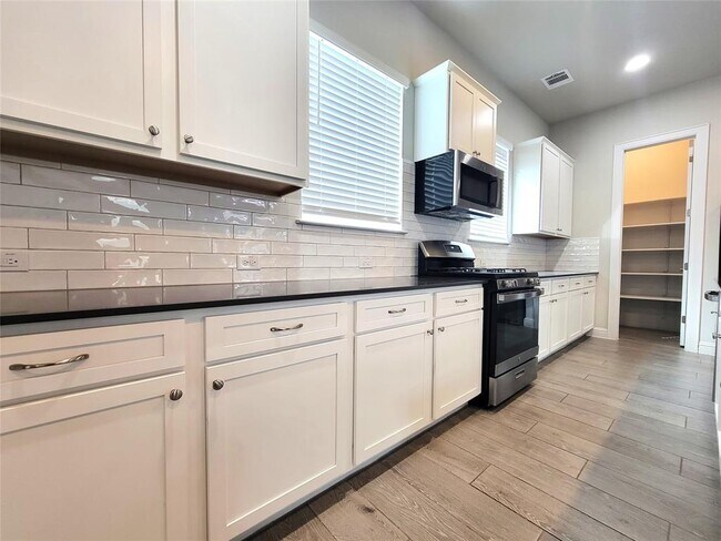 Building Photo - 601 C-Bar Ranch Trl
