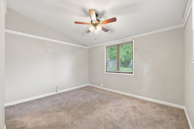 Building Photo - 131 Oak Dr