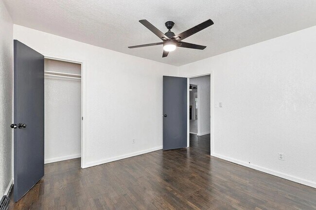 Building Photo - 5400 NE 49th St