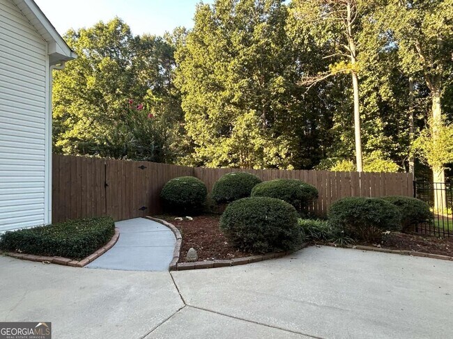 Building Photo - 75 Sycamore Way
