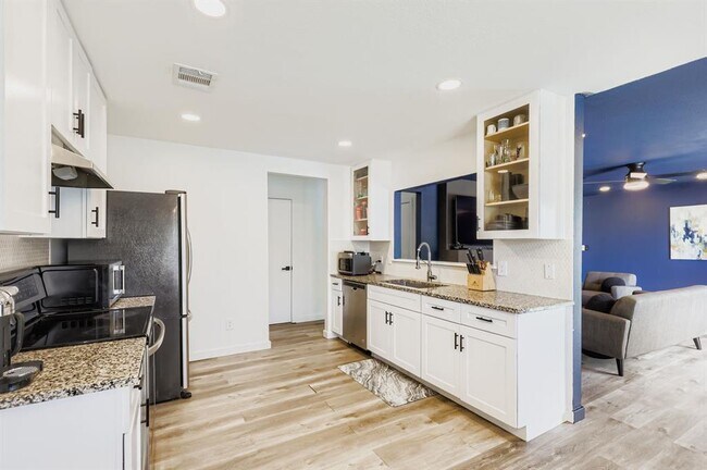 Building Photo - 1202 Hughmont Dr