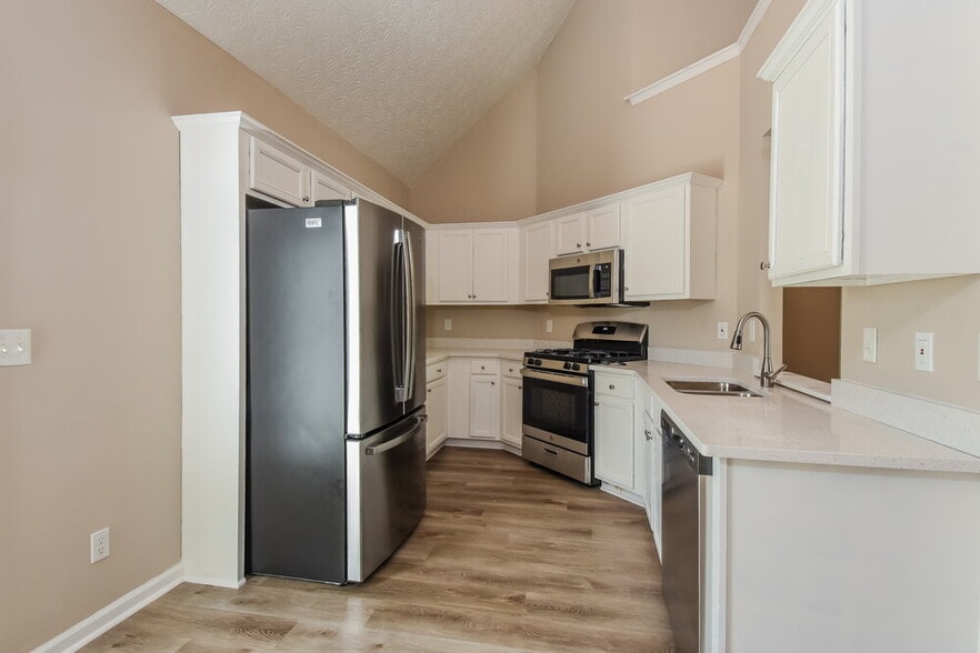 Building Photo - 301 Providence Dr