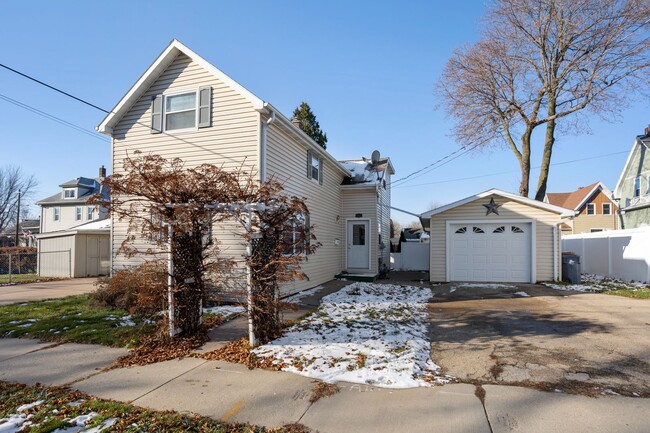 Building Photo - 3 Bedroom Menasha House