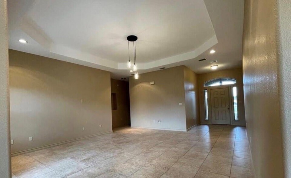 Building Photo - 2459 Salerno Dr