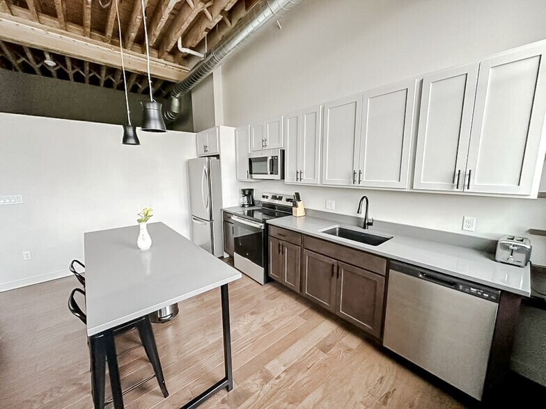 Building Photo - 604 W 4th St N