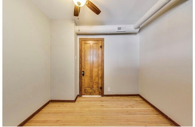 Building Photo - 4988 N Elston Ave