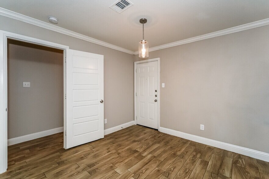 Building Photo - 10540 Wild Oak Dr