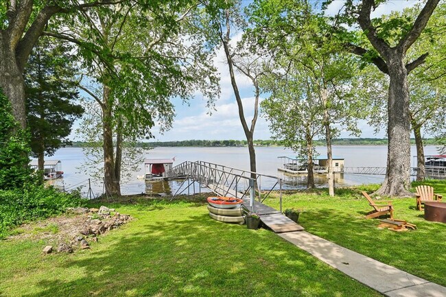 Building Photo - 1115 Red Bud Dr