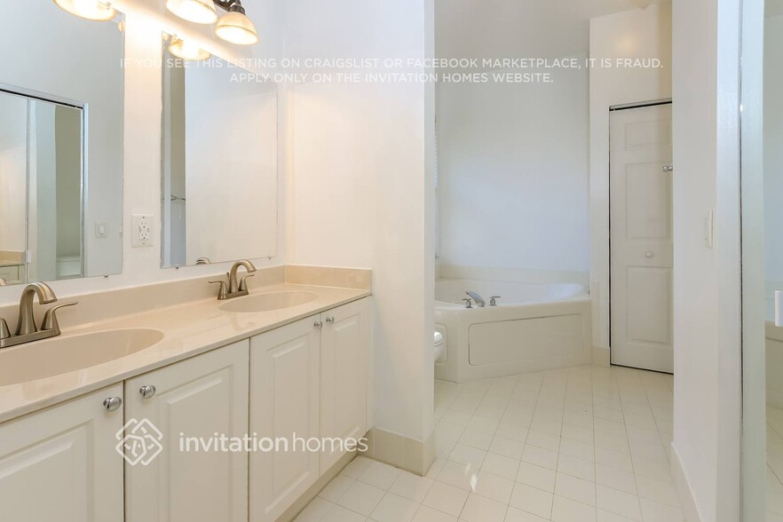 Building Photo - 303 E Coral Trace Cir