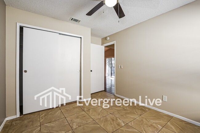 Building Photo - 1946 Larkwood Dr