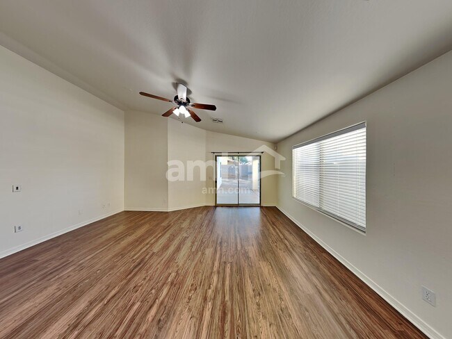 Building Photo - 2033 W Vineyard Plains Dr